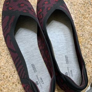 Cloudsteppers by Clarks Women's Black and Burgundy Flats